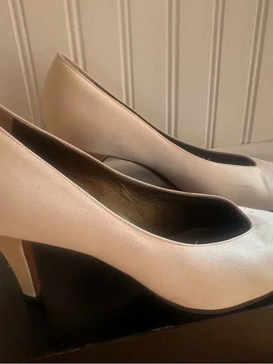 Vintage 1980s Yves Saint Laurent Cream Satin Pointed-Toe Pumps - Picture 4 of 5